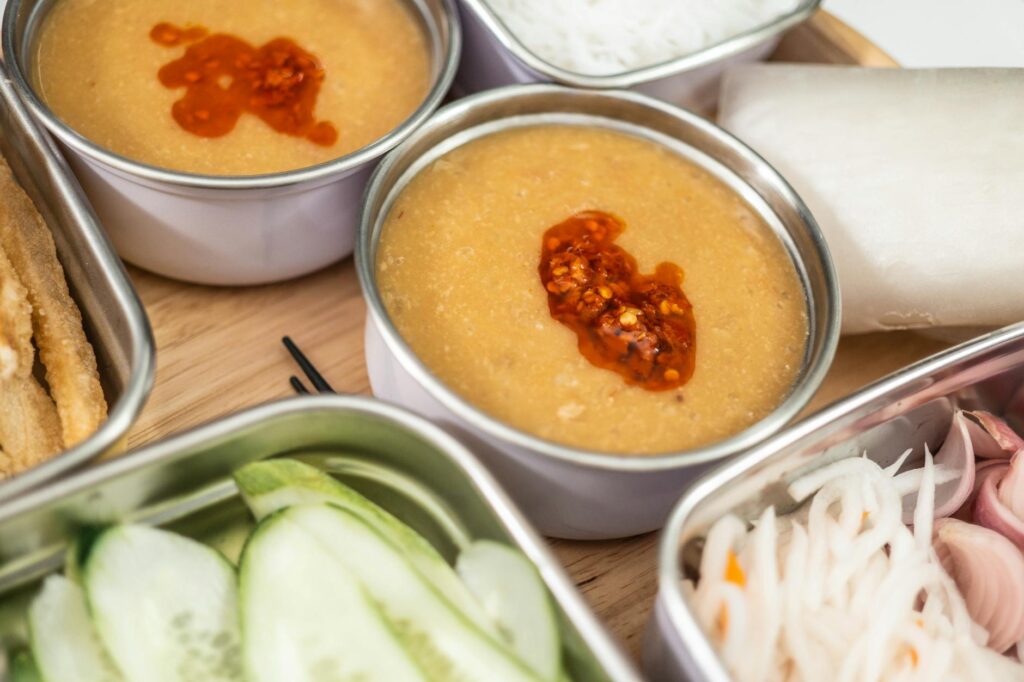 A tray with several containers of food on it